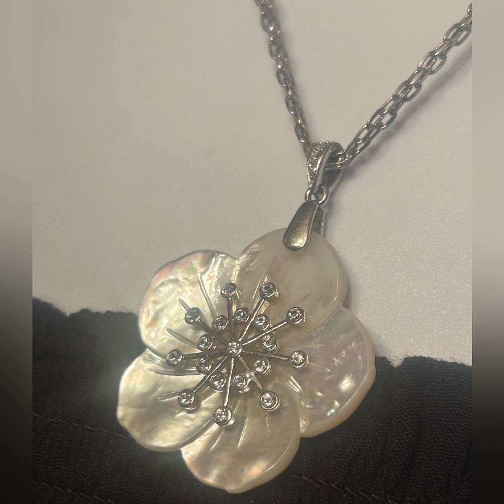 Vintage Flower Pendant Necklace Silver Tone Chain